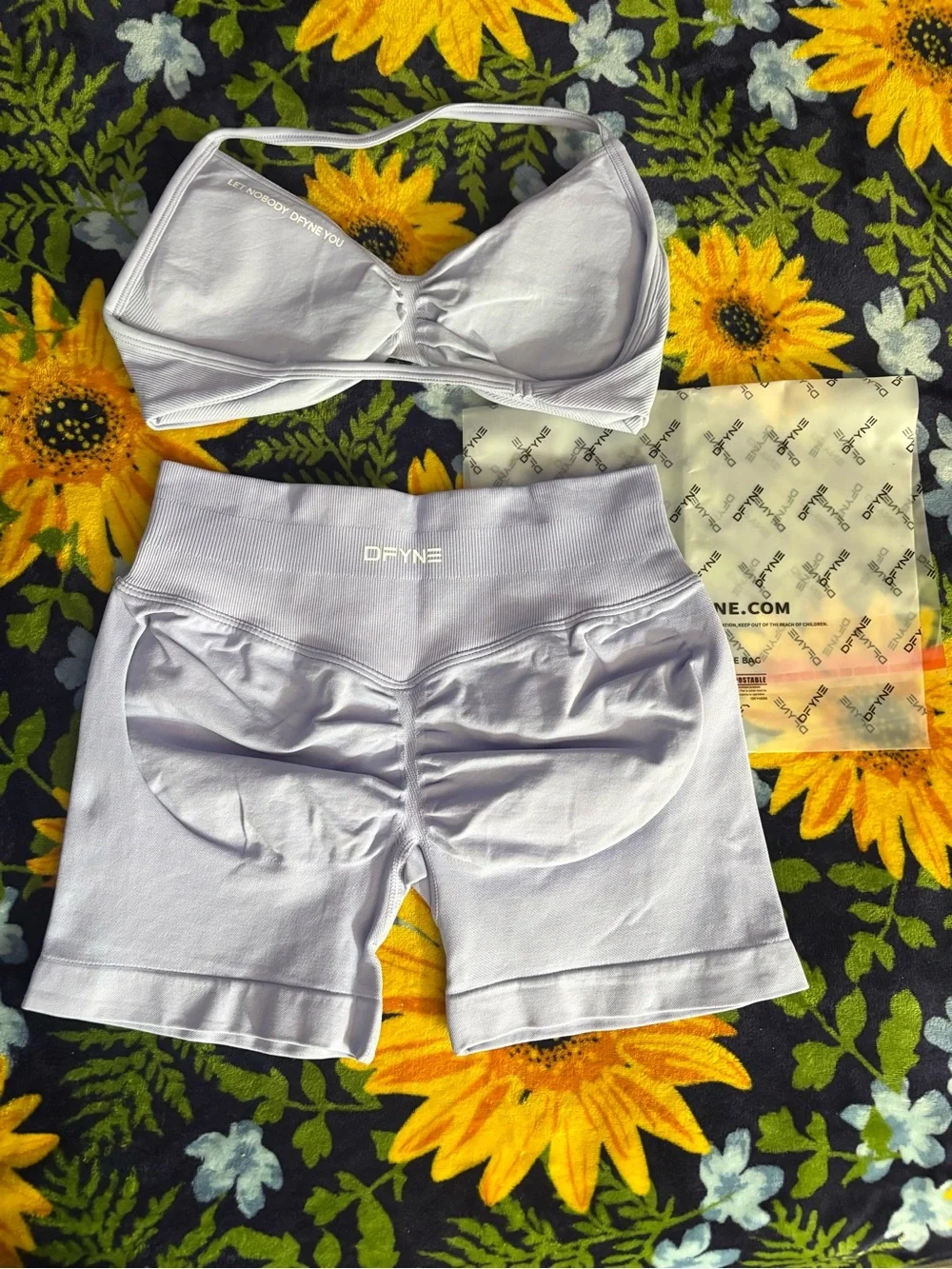 DFYNE Lavender Seamless Sports Bra & High-Waist Shorts Set - Picture 2 of 3